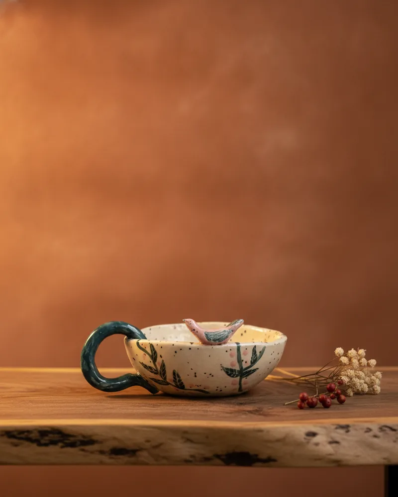 Caneca Birdsong, peça de cerâmica artesanal