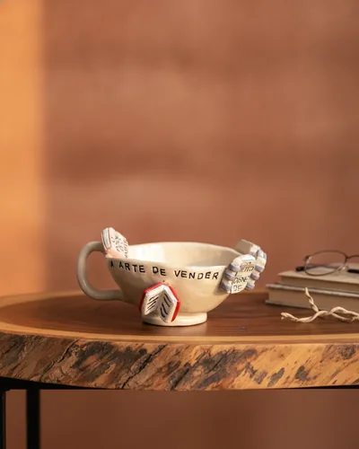 Caneca Bookshelf, peça de cerâmica artesanal