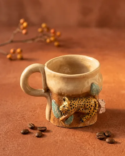 Caneca Onça Mansa, peça de cerâmica artesanal