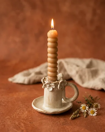 Castiçal Daisy, peça de cerâmica artesanal