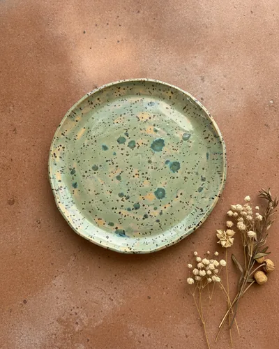 Prato Green Cosmos, peça de cerâmica artesanal